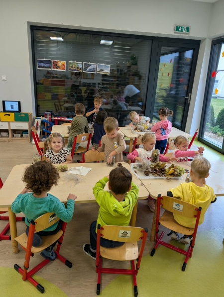 Jesienna sowa sensoryczna – dary jesieni w małych rączkach.