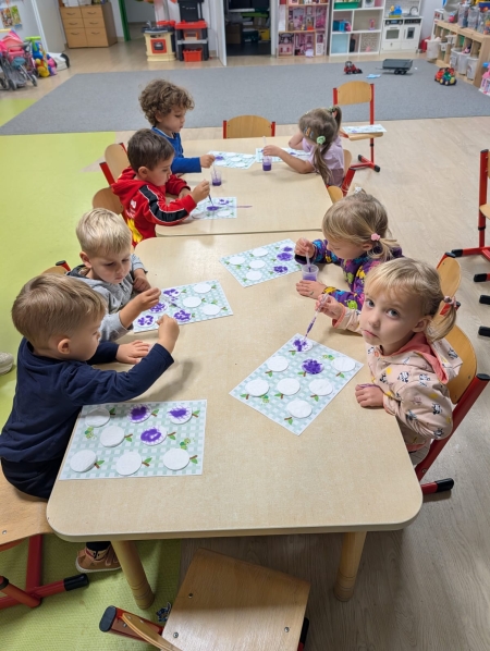 Kolorowe eksperymenty plastyczne w grupie Żabki.